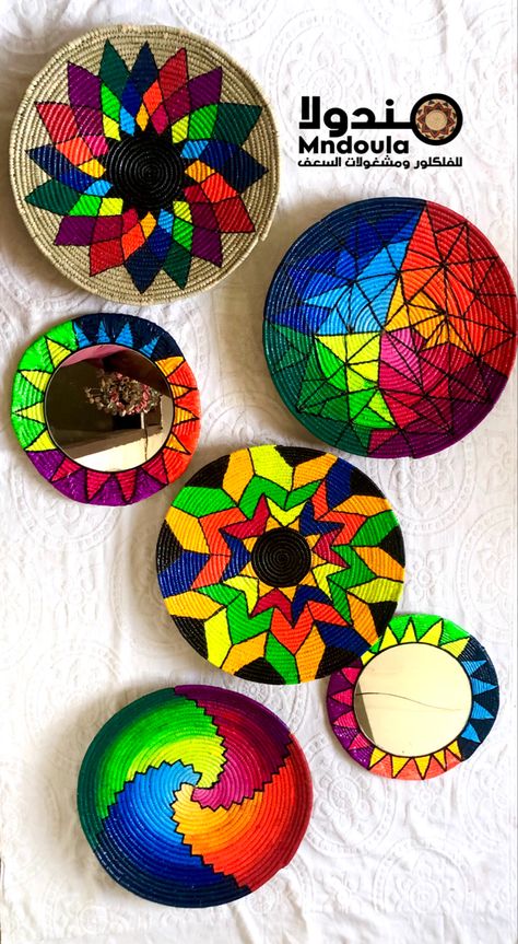 Painting On Baskets, Bamboo Basket Painting Ideas, Basket Painting, Color Wheel Art Projects, Painted Dishes, Boho Mirrors, Mandala Indian, Color Wheel Art, Woven Wall Baskets