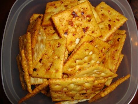 Spicy Crackers Recipe, Cajun Thanksgiving, Spicy Crackers, Grain Crackers, Seasoned Crackers, Fire Crackers, Snack Crackers, Cajun Cooking, Creole Recipes