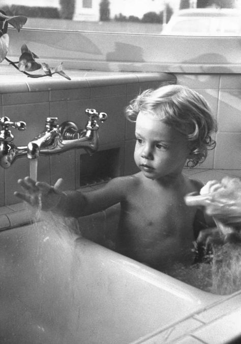 Linda Joy Young bathes in a sink, Pasadena, Calif., in 1951. Ed Clark, Underwater Wedding, Documentary Family Photography, Alfred Eisenstaedt, Motherhood Photography, London Zoo, Family Sessions, Time Life, Family Stories