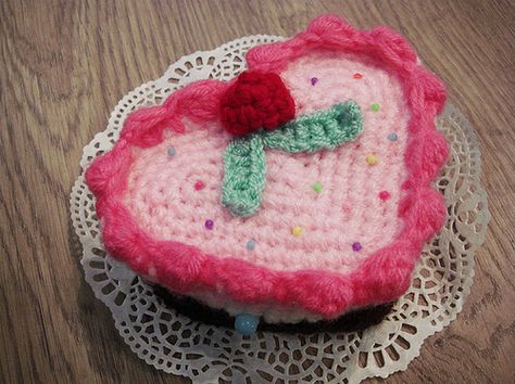 Heart cake in crochet by Alícia, via Flickr Box Crochet, Crochet Cake, Heart Shaped Cake, Shaped Cake, Heart Shaped Cakes, Cake Box, Heart Cake, Crochet Heart, Play Food