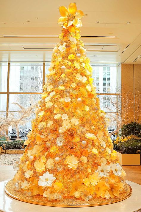 50+ Gold Christmas Tree with Flowers That Stole The Holiday Show Christmas Tree With Flowers, Yellow Christmas Tree, Tree With Flowers, Yellow Christmas, Tree Themes, Christmas Tree Decorations Diy, Gold Christmas Tree, Holiday Style, Tree Ideas