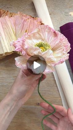 Crepe Paper Marigold Flowers, Crepe Paper Flower Templates, Paper Mache Flowers, Poppy Tutorial, Paper Poppies, Crepe Paper Flowers Tutorial, Paper Flower Crown, Diy Flower Crown, Flower Iphone Wallpaper