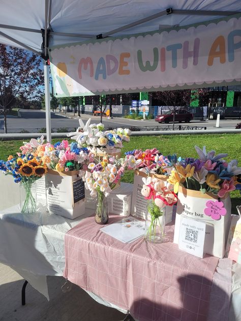 Craft Stall Display Ideas, Market Stall Display Ideas, Craft Stall Display, Market Stall Display, Craft Market Display, Luxury Flower Bouquets, Craft Stalls, Crochet Bouquet, Flower Store