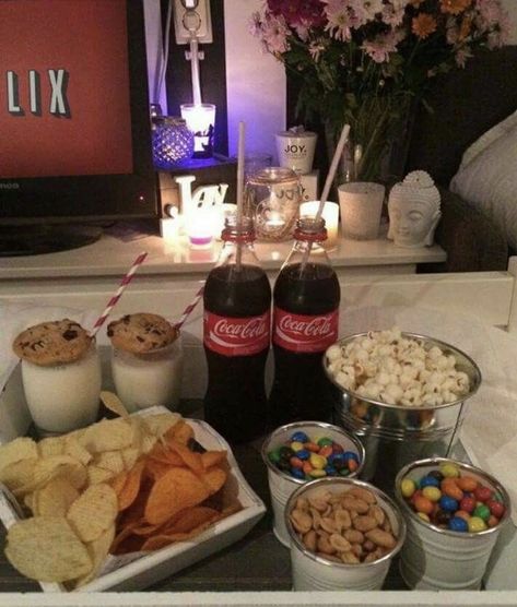 Dessert Bord, Romantic Date Night Ideas, Movie Night Snacks, Girl Sleepover, Cute Date Ideas, Sleepover Food, Fun Sleepover Ideas, Läcker Mat, Night Snacks