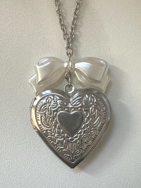 Cute Stuff To Buy Accessories, Locket Necklace Aesthetic, Coquette Items, Lockets Necklace, Coquette Necklace, Love Locket, Coquette Jewelry, Locket Jewelry, Locket Necklaces