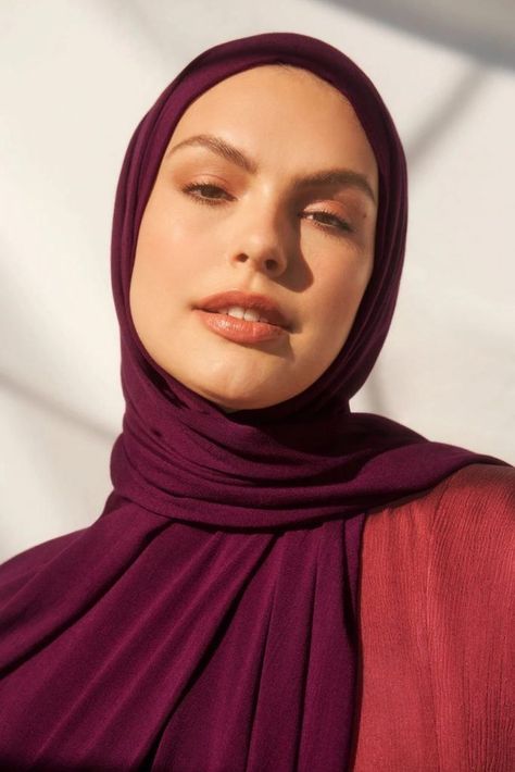 Hijab Style For Round Face, Latest Hijab Styles, Haute Hijab, Hijab Turban Style, Different Face Shapes, Long Face Shapes, Street Hijab Fashion, Hijab Style Tutorial, Face Cut