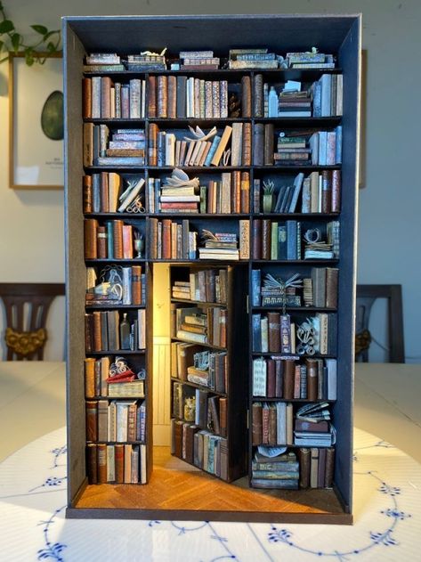 Miniature Rooms How To Make, Shoebox Miniature, Miniature Library Diy, Bookshelf Miniature Scene, Diy Miniature Books, Diy Mini Bookshelf, Miniature Books Diy, Miniature Booknook, Booknook Miniature