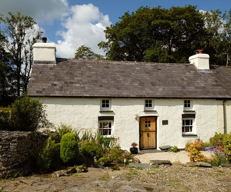 Cottage in the spring Cottage Style Bungalow, Welsh Cottage Exterior, English Cottage Architecture, Welsh Cottage Interior, Stone Cottage Homes, Sea Cottage, English Country House Style, Cottage Flooring, Welsh Cottage