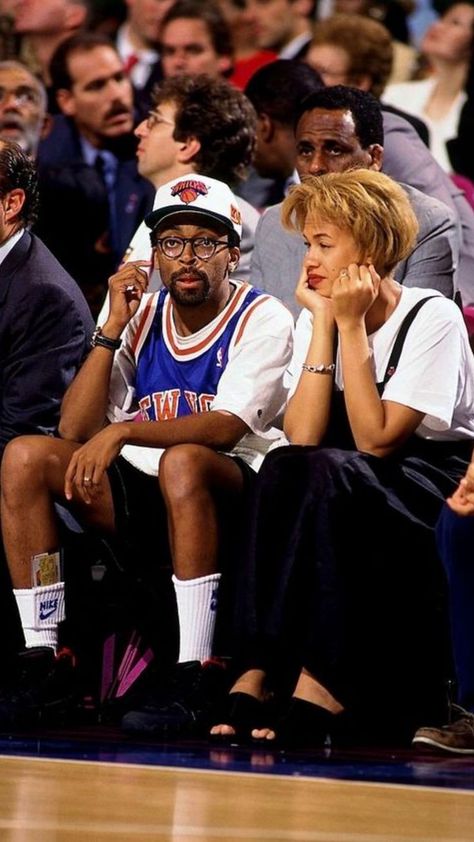 Spike Lee Jordan, Early 2000s Aesthetic Men, Spike Lee Fashion, Spike Lee Outfits, Courtside Outfit Basketball Men, Spike Lee Aesthetic, New York Knicks Outfit, Spike Lee 90s, Knicks Jersey Outfit