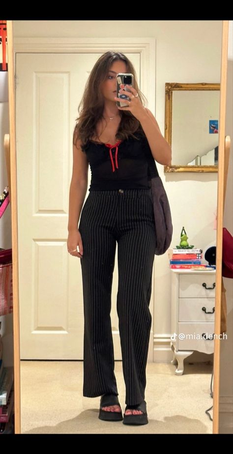 Black Pinstripe Pants Outfit, Black Striped Pants Outfit, Pin Stripe Pants Outfit, Material Growl, Hair Long Brunette, Pinstripe Trousers Outfit, Street Fashion Y2k, Pinstripe Pants Outfit, Amalie Star