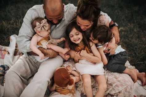 Unposed Family Photos, Galactik Football, Outdoor Images, Family Photoshoot Poses, Outdoor Family Photography, Outdoor Family Photos, Family Picture Poses, Family Poses, Family Photo Pose