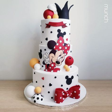 Mickey Minnie Mouse Cake, Mouse Cake Design, Mickey Minnie Cake, Minnie Mouse Cakes, Minnie Mouse Cake Design, 1st Birthday Cake Designs, Simple Cake Design, Bride Cartoon, Minnie Mouse Birthday Cake