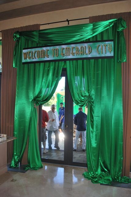 Wizard Of Oz Homecoming, Wizard Of Oz Themed Party, Oz Decorations, Emerald City Party, Wizard Of Oz Classroom, Wizard Of Oz Wedding, Wizard Of Oz Party Ideas, Wizard Of Oz Play, Wizard Of Oz Halloween