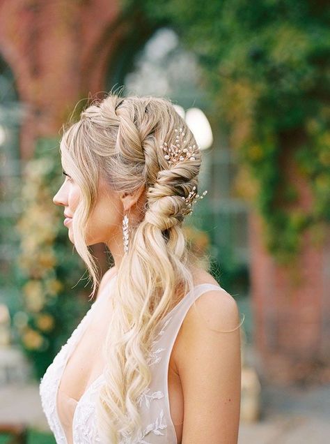 Side Braid Formal Hairstyles, Simple Side Braids For Medium Hair, Bridal Hair Photoshoot, Boho Side Braid Wedding Hair, Hair To Side Wedding, Side Braid With Veil, Updos To The Side, Side Braid Hairstyles For Wedding, Wedding Hair Side Braid