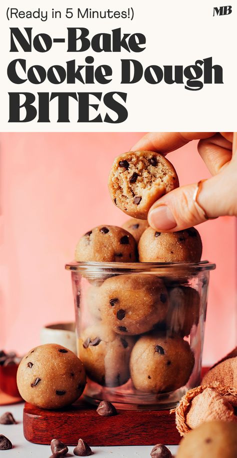 Energy bites that taste just like chocolate chip cookie dough! Vegan, gluten-free, naturally sweetened, and made in 1 bowl in 5 minutes! #minimalistbaker #cookiedough #vegan #glutenfree No Bake Edible Cookie Dough, Cookie Dough Vegan, Edible Cookie Dough Bites, Easy Cookie Dough, No Bake Cookie Dough, Fast Snack, Healthier Desserts, Minimalist Baker, Cookie Dough Bites