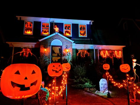 Halloween Exterior, Fall Nostalgia, Halloween Nostalgia, Haloween Decor, Nostalgic Halloween, Halloween Lawn Decorations, Halloween Usa, Halloween Lawn, Spooky Aesthetic