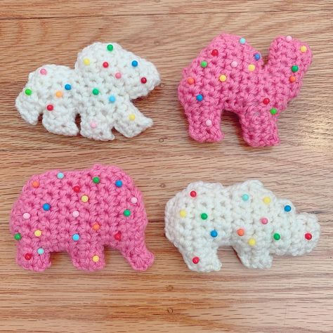 Crochet Animal Cracker, Animal Cracker Crochet Pattern, Small Crochet Crafts, Funny Things To Crochet, Crochet Poptart, Crochet Trinkets, Novelty Crochet, Crochet Objects, Quirky Crochet