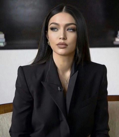 Fashion Dream Job, Facial Contouring, Bella Hadid Outfits, Hadid Style, Wedding Hair Inspiration, Creative Makeup Looks, Model Aesthetic, Baddie Hairstyles, Fashion Tips For Women