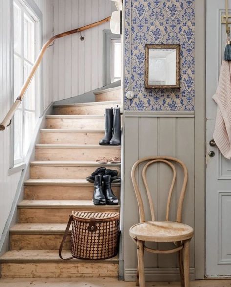 Old Swedish House Interior, Swedish House Interior, Swedish Cottage Interior, Cottage Hallway, Cottage Stairs, Cheap Old Houses, Swedish Farmhouse, Croft House, Swedish Cottage