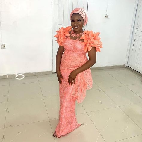 AsoebiAfrica® on Instagram: “Peach Perfect🍑 @styleriche_  @glamsbyabee  Make up and headwrap @glamsbyabee  #Asoebiafrica” Nigerian Party, Nigerian Outfits, Aso Ebi Styles, Lace Styles, Aso Ebi, Family Outfits, Red Lace, Head Wraps, Formal Dresses Long