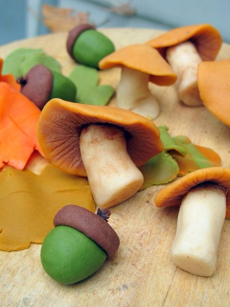 Marzipan mushrooms Marzipan Mushrooms, Marzipan Recipe, Marzipan Fruit, Cake Recipe Easy, Mushroom Cookies, Bake A Cake, Woodland Cake, Fondant Animals, Bake Recipes