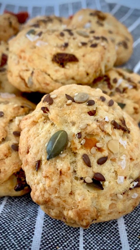 COOKIES SALATI e il mio sabato mattina senza regole - Cook di Gusto Mini Antipasti, Savoury Biscuits, Biscotti Cookies, Salty Foods, Party Finger Foods, Cracker Recipes, Party Food Appetizers, Fine Food, Vegan Dishes