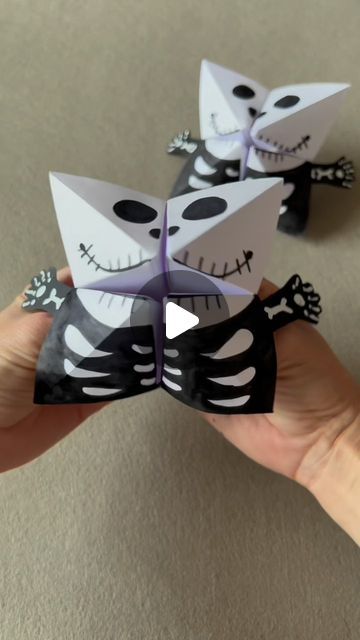 Paper Halloween Crafts, Spooky Scary Skeletons, Andrew Gold, Halloween Origami, Halloween Cake Decorating, Halloween Class Party, Paper Folding Crafts, October Crafts, Diy Halloween Projects