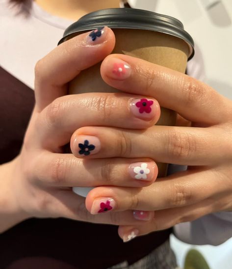 Lisa Says Gah Nails, Over The Garden Wall Nails, Short Artsy Nails, Short Nail Designs Easy, Short Natural Nail Ideas, Short Hippie Nails, At Home Nail Designs, Cool Short Nails, Nails Gel Short