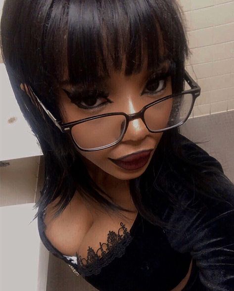 Emo Makeup With Glasses, Poc Goth Pfp, Alt Makeup With Glasses, Goth Makeup Glasses, Scene Black Woman, Goth Makeup With Glasses, Goth With Glasses, Cute Alt Makeup, Black Scene Girl