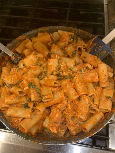 Mushroom Spinach Chicken, Chicken Mozzarella, Mushroom Spinach, Spinach Chicken, Yummy Dishes, Vodka Sauce, Rigatoni, Meatloaf, Grilled Chicken