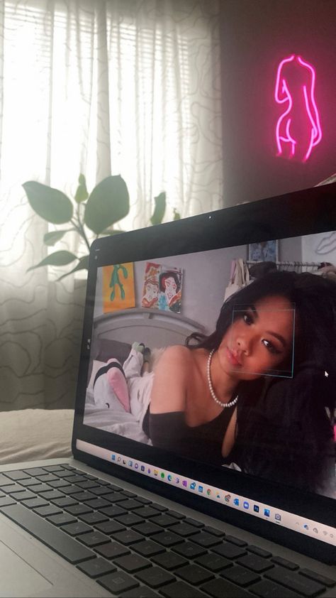 Cute Room Selfies, Laptop Poses Photography, Picture Poses In Room, Selfie Ideas In Room, Room Poses Ideas, Laptop Photography Instagram, Macbook Camera Selfie Aesthetic, Laptop Selfie Ideas, Bedroom Selfie Ideas