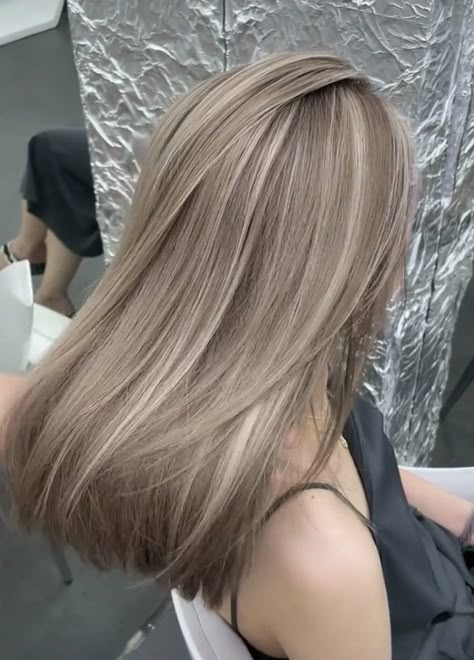 Blonde Light Brown Hair, Beige Blonde Hair, Ash Blonde Hair Colour, Beige Hair, Korean Hair Color, Ash Hair Color, Ash Blonde Hair, Blonde Hair Inspiration, Pretty Hair Color