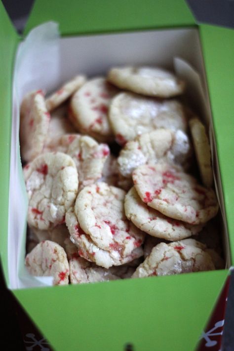 Candy cane cookies - a way to get rid of all those leftovers candy canes? Leftover Candy Canes, Red Velvet Cake Mix Cookies, Candy Cane Recipe, Miso Sauce, Monster Food, Leftover Candy, Pie Filling Recipes, Candy Cane Cookies, Baking Kitchen