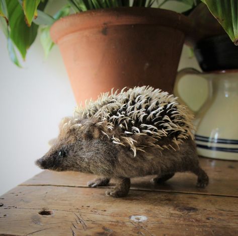 needle felted hedgehog Felted Hedgehog, Felt Snowman, Wool Animals, Needle Felting Tutorials, Felt Mouse, Needle Felting Projects, Felting Tutorials, Miniature Animals, Needle Felted Animals