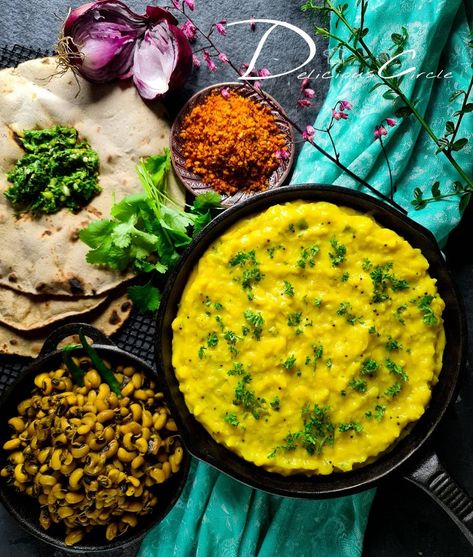 In frame: Pithla bajri bhakri, thecha & chawali and shengdane chutney. 🚩🚩 Chick flour/gram flour semi solid curry, Pearl millet bread. green chillies chutney,black eye bean stir fried, Peanuts chutney. This dish represents Maharashtra- state in India where I belong to, state of farmers. This tradition food represents humble and a comfort meal to every Maharashtrian. Pithla bhakri served with thecha, onion, chillies is a perfect combination! I couldn't express how much comfort this food gives Pithala Bhakri, Flower Decoration For Ganpati, Millet Bread, Maharashtrian Food, Black Eyed Beans, Peanut Chutney, Pearl Millet, Decoration For Ganpati, Gram Flour