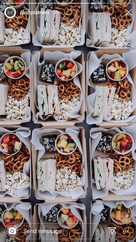 Party Food Boxes Kids, Picnic Food Display, To Go Food Ideas, Sandwich Buffet Display, Croissant Party, Boxed Lunch Catering, Breakfast Boxes, Party Lunch Boxes, Party Food Boxes