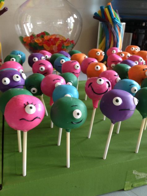 Monster Cake pops Birthday Ideas Halloween, Monster Themed Food, Birthday Wallpaper Backgrounds, Monster Cake Pops, October Birthday Parties, Monster Birthday Cakes, Halloween Dessert Table, Decorating Desserts, Monster 1st Birthdays