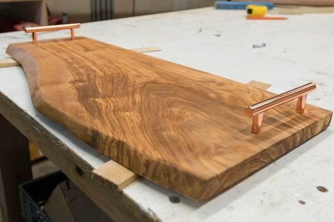 Looking for a material that's versatile, durable, and stylish to lift up your home? If so, these wood slabs projects will give you the inspiration you need! Diy Projects With Wood, Projects With Wood, Cedar Wood Projects, Wood Slab Table, Painted Pots Diy, Slab Table, Wood Designs, Diy Holz, Drift Wood