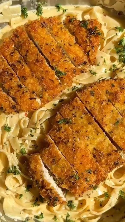 Italian Herbs, Chicken Alfredo Pasta, Pasta Water, God Mad, Idee Pasto, Parmesan Crusted Chicken, Parmesan Pasta, Makanan Diet, Parmesan Crusted