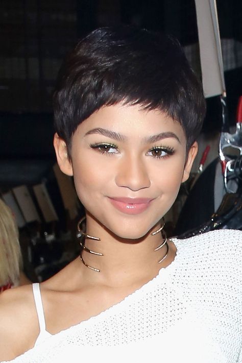 Zendaya's+short+pixie+cut+emphasizes+her+youthful+glow,+while+those+perfectly+sculpted+brows+show+off+her+metallic-lined+eyes.    - ELLE.com Zendaya Pixie, Big Chop Inspiration, Black Celebrity Kids, Zendaya Hair, Celebrity Short Hair, Black Celebrity News, Short Hair Pixie Cuts, Hair Flip, Beauty Looks