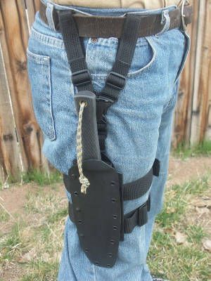 Pocket Knife Belt Holder, Knife Pocket Belt, Leg Knife Holster, Thigh Knife, Knife Sheath Ideas, Diy Leather Knife Sheath, Knife Filework, Hidden Knives, Knife Holster