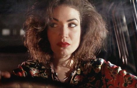 The cab driver, Esmeralda Villalobos (Angela Jones) appeared in a 30-minute short called Curdled (1991) in which she played a character who cleaned up after murders. This makes her fascinated by the idea of murder. Quentin Tarantino saw this film and decided to include this character in Pulp Fiction (1994) but as a cabdriver. This short may have also inspired the character of The Wolf played by Harvey Keitel. It did however get Tarantino to produce a full length feature film, released in 1996. Pulp Fiction 1994, 90s Films, Quentin Tarantino Movies, Angela Jones, Hottest Women, Ladies Gents, Quentin Tarantino, Pulp Fiction, Cultura Pop