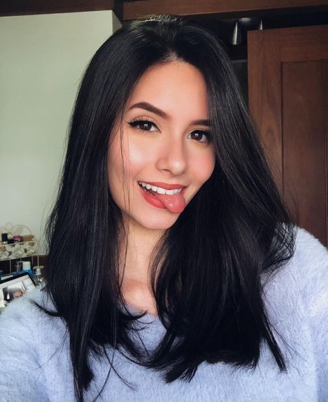 9,839 Likes, 107 Comments - Vivian Schilling (@oblitae) on Instagram: “🤪” Medium Length Hair Straight, Short Straight Hair, Long Black Hair, Front Lace Wigs Human Hair, Long Straight Hair, Brazilian Human Hair, Carrie Bradshaw, Brown Hair Colors, Ombre Hair