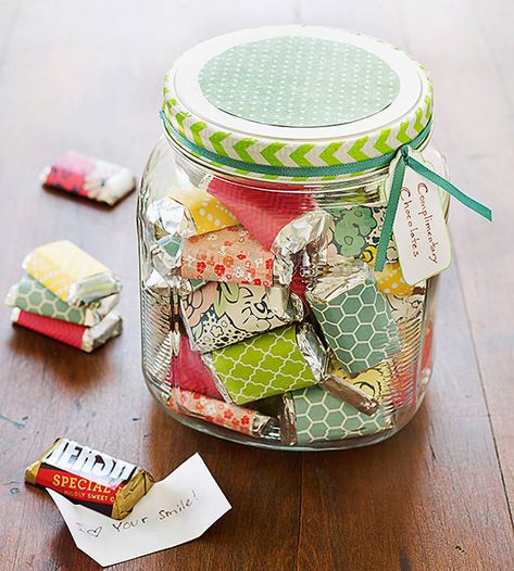 A collection of sweet sentiments—each wrapped around a chocolate candy—makes a delectable present for that someone you just can't say enough good things about! Mason Jar Christmas Crafts, Easy Holidays Crafts, Chocolate Wrapping, Christmas Mason Jars, Homemade Valentines, Christmas Jars, Jar Gifts, Mason Jar Crafts, Valentine's Day Diy