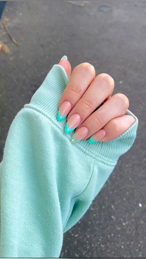 Cute Nails Turquoise, Summer Gel Nails Turquoise, Turquoise Nail Tip Designs, Summer 2024 French Tip Nails, Turquoise Nails Designs Ideas, Nails Almond Turquoise, Aqua Blue Almond Nails, Almond French Tip Nails Color Summer, Flashy Nails Summer