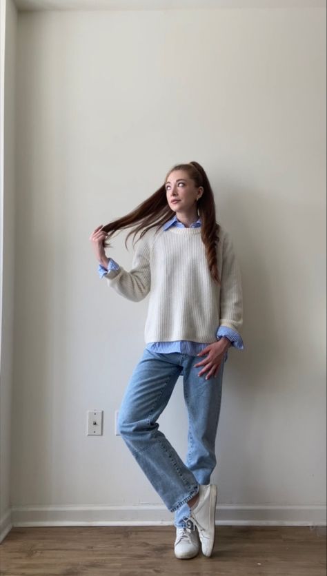 Casual Fall Outfit Inspo For School 📚🍂 This includes a blue & white striped blouse, baggy mom jeans, cream colored cashmere sweater, and white sneakers. Cute, comfy, & casual. Blue And White Winter Outfit, Light Blue Sweater Outfit, Blue And White Striped Shirt Outfit, Striped Blouse Outfit, Blue Outfit Winter, White Striped Shirt Outfit, Montreal Winter, Basic White Blouse, Collared Shirt Outfits