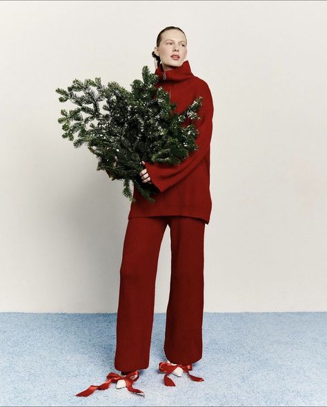 Xmas Fashion Editorial, Loewe Christmas Campaign, Chic Christmas Photoshoot, Christmas Fashion Campaign Editorial, Christmas Fashion Photography Editorial, Zara Christmas Campaign, New Year Look 2024, Holiday Fashion Editorial Campaign, Holiday Fashion Campaign