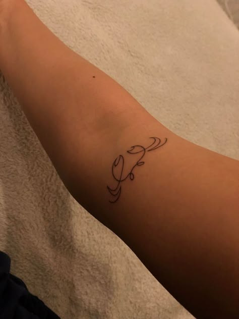 Cancerian Rose Tattoo, Cancerian Fine Line Tattoo, Cool Crab Tattoo, Tattoo Ideas Cancerian, Crab Tattoos For Women, Cancerian Crab Tattoo For Women, Small Cancerian Tattoos, Tattoos For Cancers, Cancerian Aesthetic Tattoo