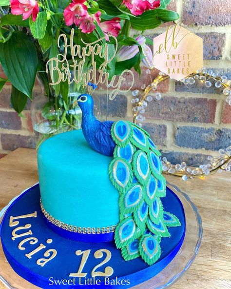 Sweet Little Bakes on Instagram: “What a beautiful theme to work with💙💚 #peacockcake #peacock #peacocktheme #caketopper #handmade #birthdaycake #redvelvet #cakedecorating…” Peacock Cake Birthday, Peacock Cakes, Henna Cake, Peacock Birthday, Peacock Cake, Peacock Party, Cake Tips, Janmashtami Decoration, Girly Cakes