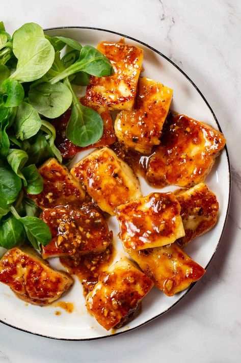 This hot glazed halloumi with honey is incredibly delicious, easy to make, vegetarian, and comes together in just ten minutes! Enjoy these tasty bites as a satisfying appetizer, with salad, in a wrap, over spinach pasta, or whatever you like! Let me know how much you loved the recipe in the comments. Halloumi Side Dish, Honey Halloumi, Indian Food Catering, Haloumi Recipes, Fried Halloumi, Vegetarian Mains, Halloumi Salad, Vegetable Skewers, Couscous Recipes